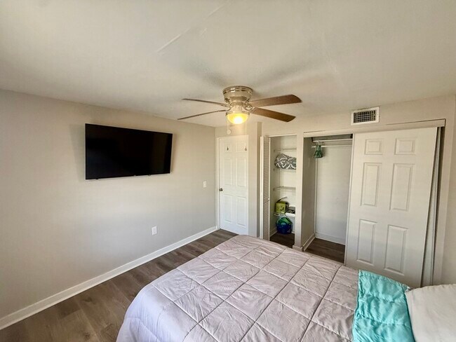 Building Photo - Charming Coastal Cottage with Huge Fenced Yard & Smart Tech!