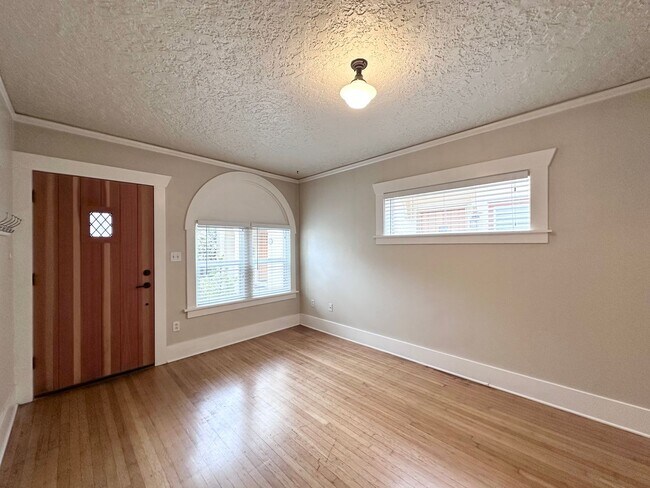 Building Photo - 1025 NE 31st Ave