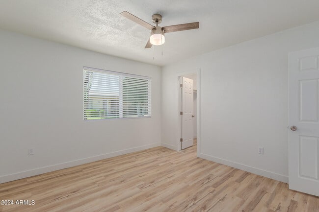 Building Photo - 10935 W Santa Fe Dr