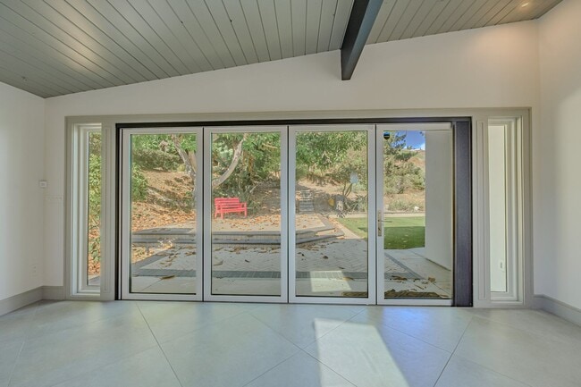 Building Photo - Luxurious Modern Living in the Heart of San Diego with Solar!