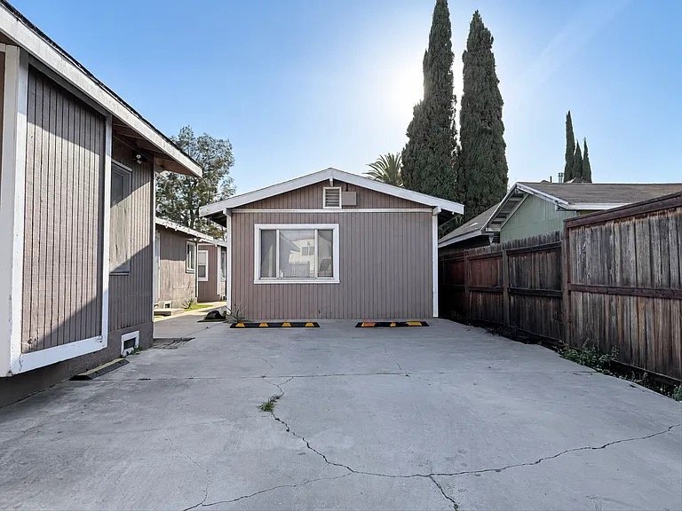 Building Photo - 746 Daisy Ave