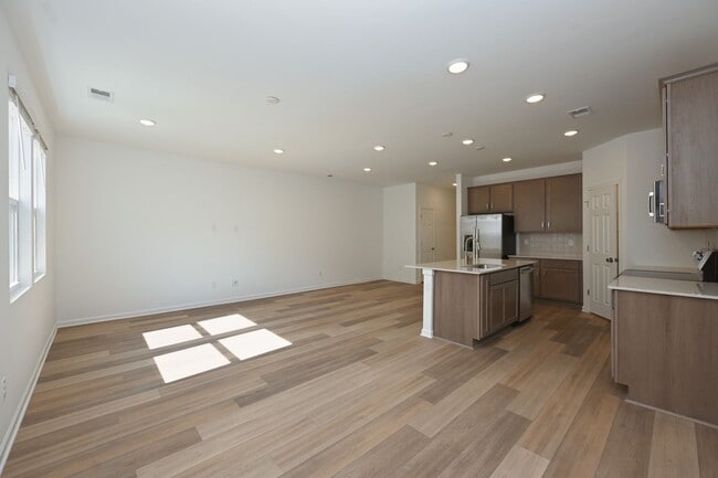 Building Photo - FREE TV!!