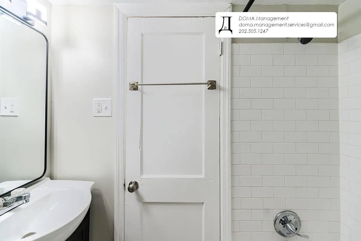 Building Photo - 1733 F St NE