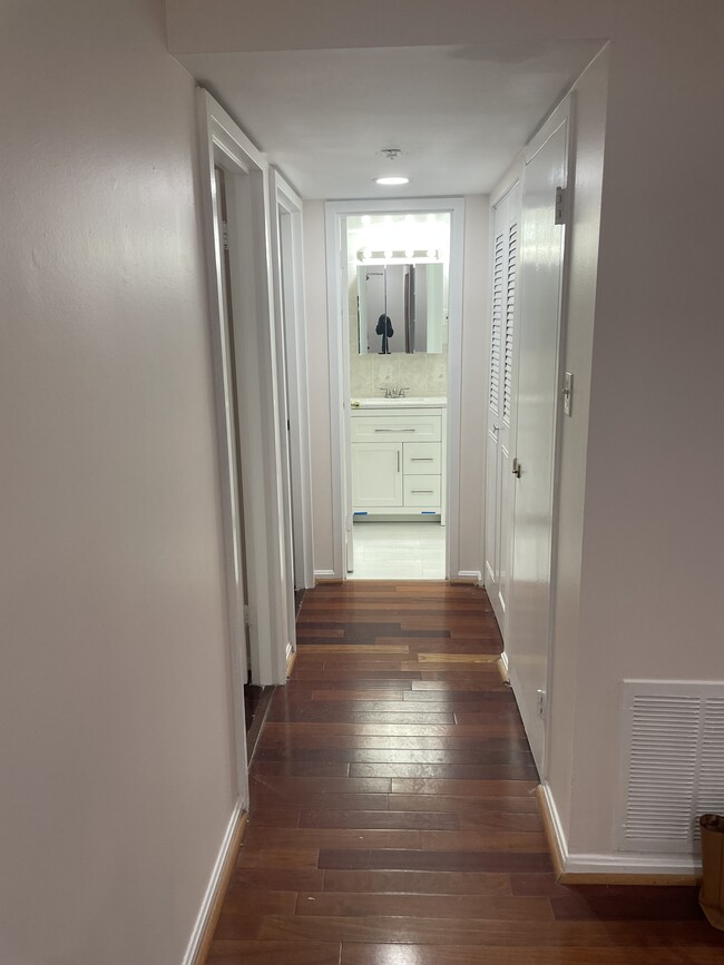 Building Photo - 14 Canterbury Sq