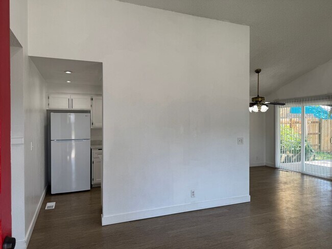 Building Photo - 4672 Royal Ave