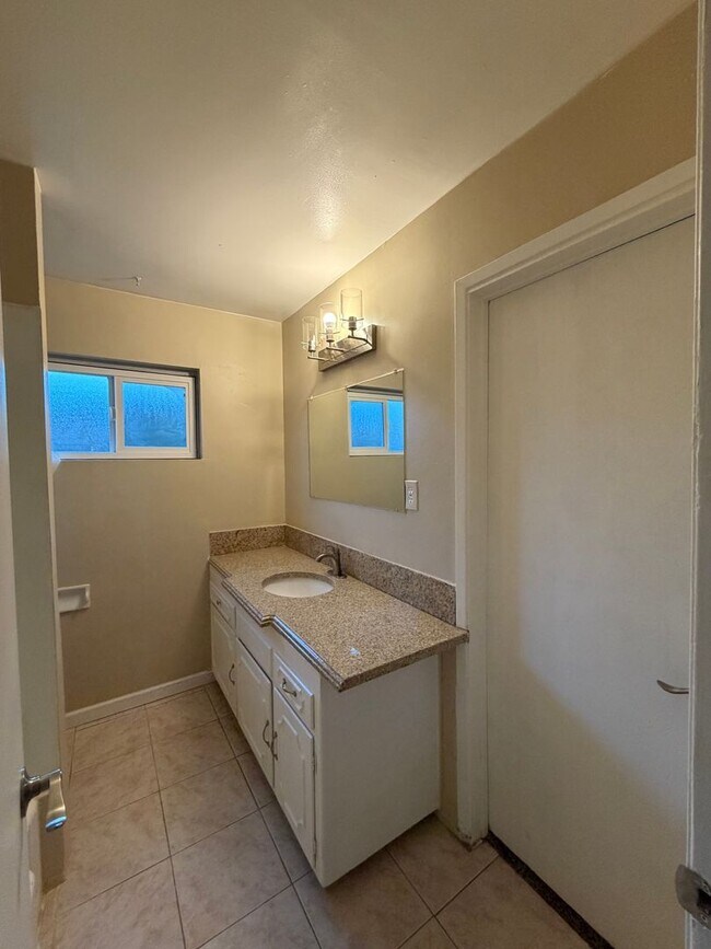 Building Photo - Affordable 3 BD 2 BA house in SW Bakersfield on a corner lot