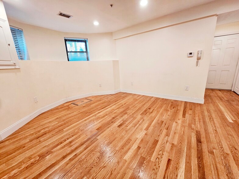 Building Photo - 1803 Beacon St