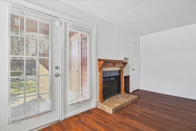 Building Photo - 9821 Walnut St