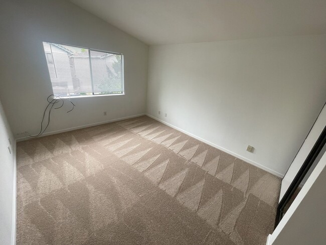 Building Photo - $3,490 - GORGEOUS THREE BEDROOM REMODELED ...
