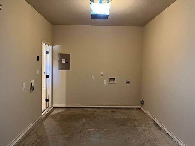 Building Photo - 7011 Micayla Cv