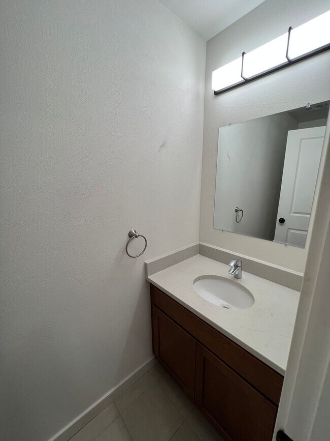 Building Photo - 4.5 Bathrooms ! 4 large bedrooms! Close to CWU
