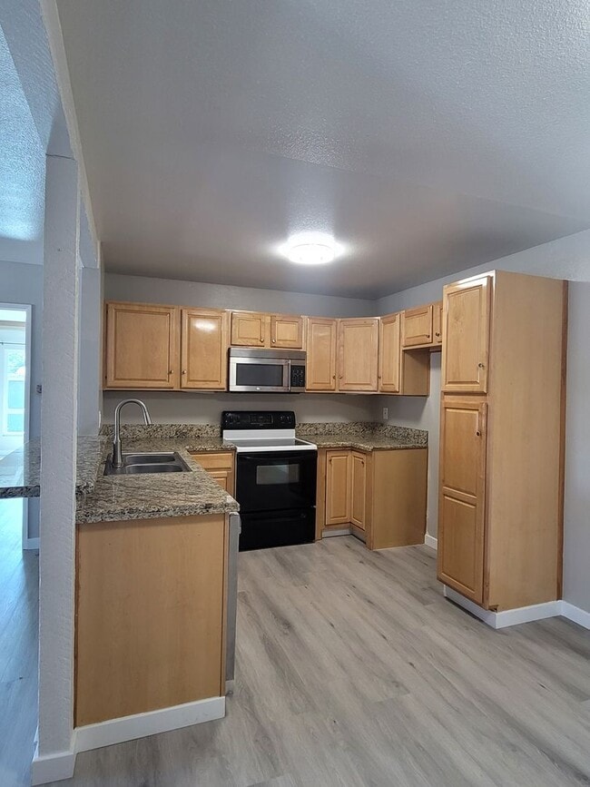 Building Photo - Peppertree Ventura Upper level 2+1 Condo w...