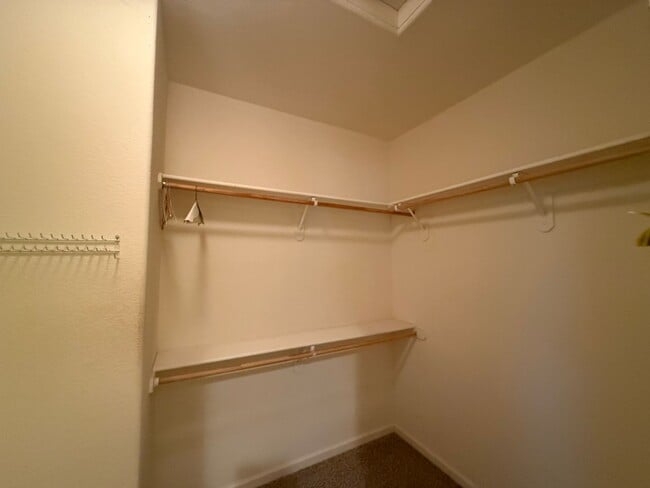 Building Photo - Single-story 3 bedroom, 2 bathroom, plus o...