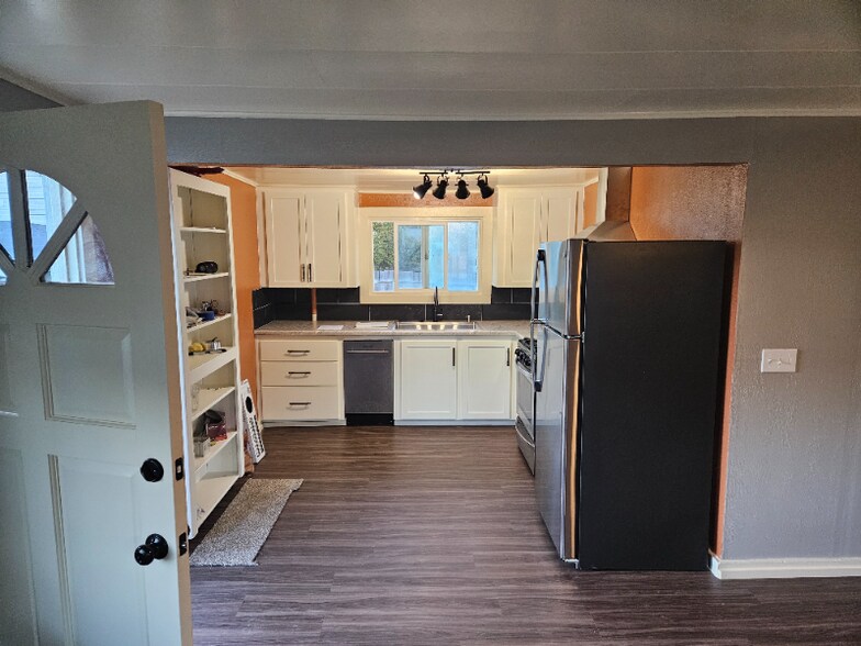 Building Photo - 641 1/2 4th Ave