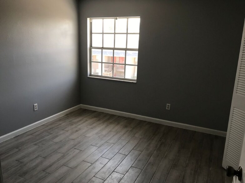 Building Photo - 4871 W McElroy Ave