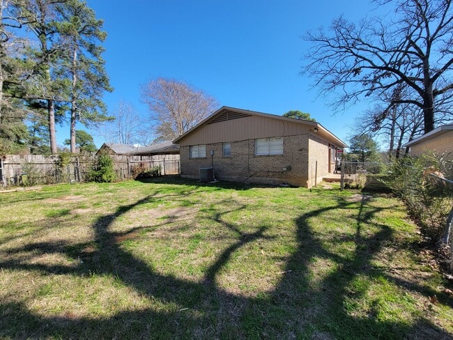Building Photo - 3 bedroom 1 bathroom