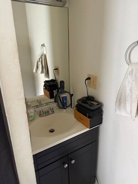 bathroom - 2305 W Fullerton Ave