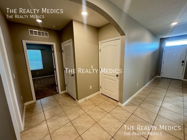 Building Photo - 404 Tanglewood Dr