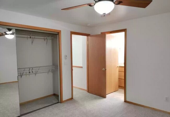 Building Photo - Spacious, updated home with A/C in SW Bend!
