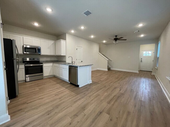 Building Photo - Gated 3-Bed Townhome Near SeaWorld & Lackland AFB — Pets Welcome!