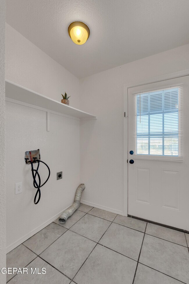 Building Photo - 9277 Leonardo Ave