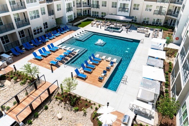 Encore Pool & Courtyard - Encore at Forest Park