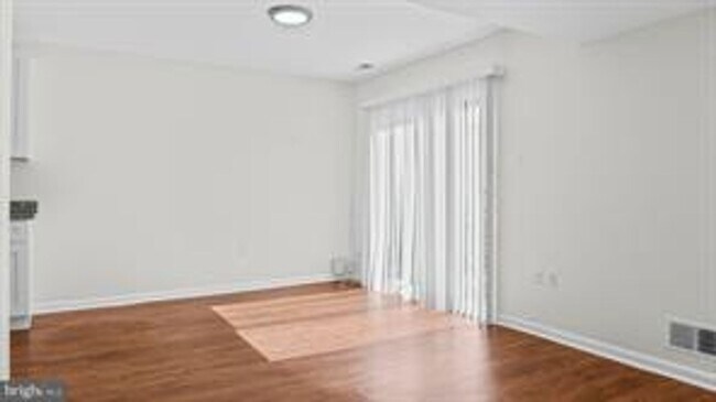 Building Photo - RENOVATED TOWNHOUSE WITH 3 BEDROOMS AND 1.5 BATHS, FENCED BACKYARD