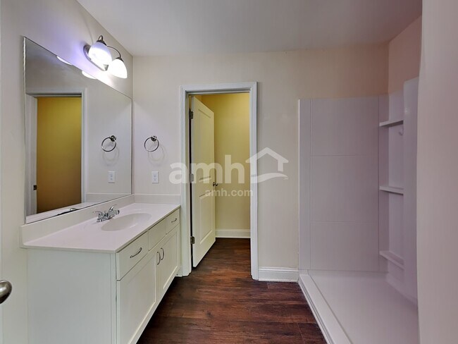 Building Photo - 202 Monarch Way