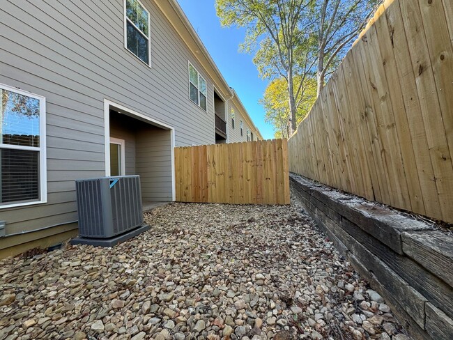 Building Photo - NEW 3/2.5 Gaited Townhouse in Downtown Rom...