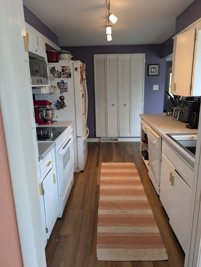 Building Photo - Freshly painted 4 bed 2.5 bath home for rent in Broomfield