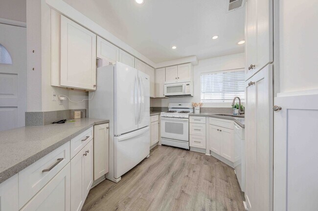 Building Photo - Gated 2BR Condo with Pool View