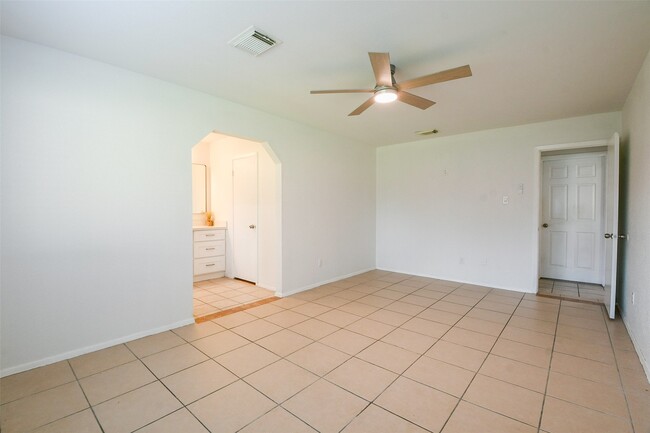 Building Photo - 5635 Greenhill Forest Dr