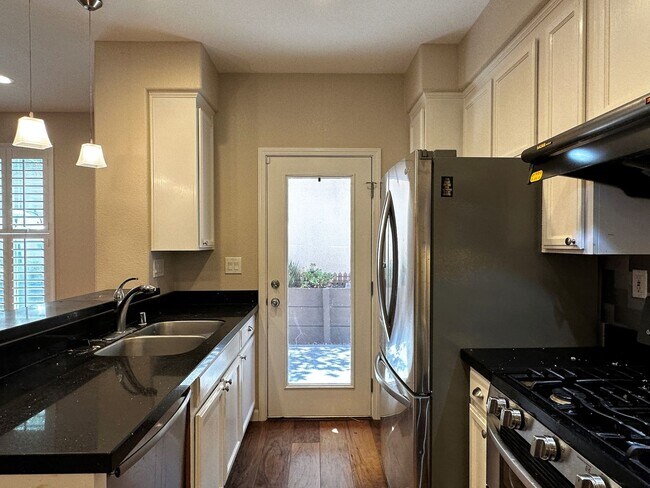 Building Photo - Gorgeous 3 bedroom, 2 and a half bathroom townhome in Hamilton Field for rent!