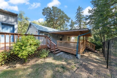 Building Photo - Spacious home with outbuilding