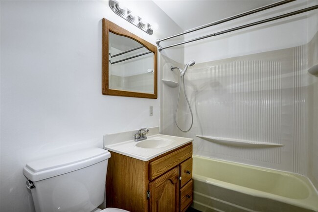 Building Photo - Move in special! 1/2 month off your first ...