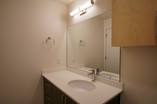 Building Photo - Top Floor John's Landing-Modern, Spacious ...