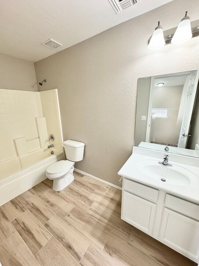 Building Photo - Remodeled 5 Bedroom/3 Bath Home. Upgraded Flooring & Kitchen!