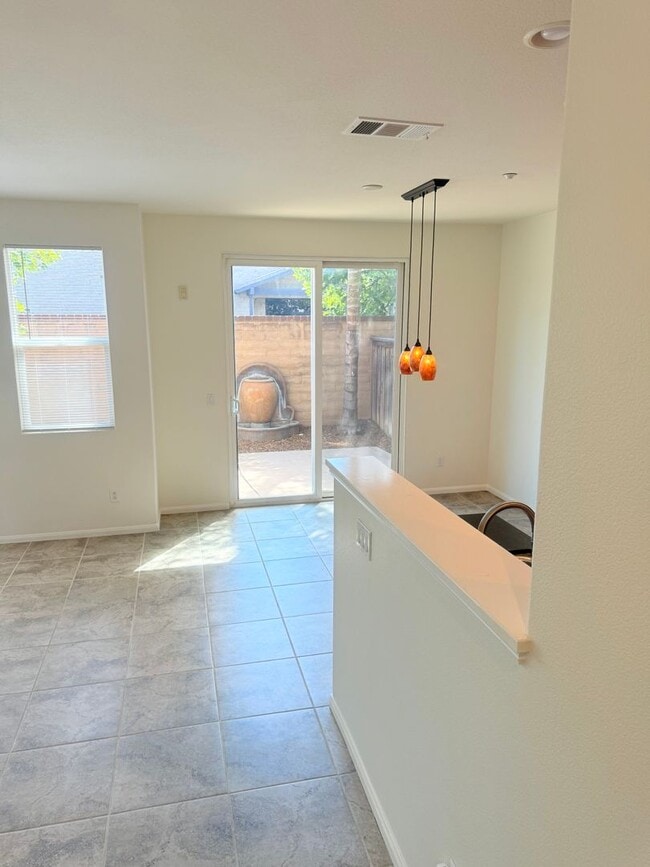 Building Photo - 3 bed 2 car garage condo for rent in Murrieta