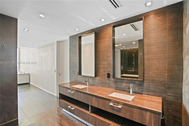 Building Photo - 650 NE 32nd St