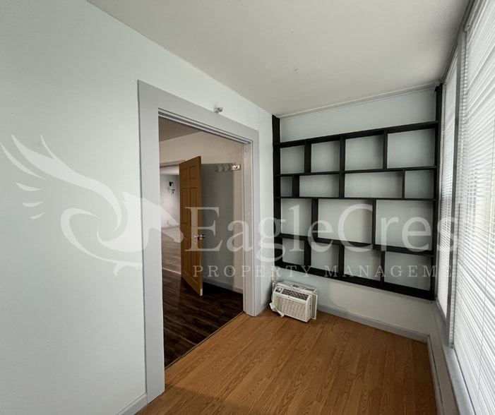 Building Photo - Comfortable 5 Bedroom Home with Modern Touches, Large Bedrooms & Front Porch