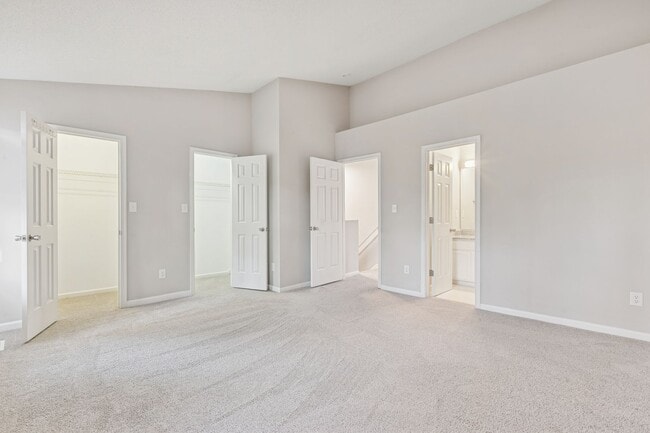 Building Photo - Hampton Townhouse-Move in Quick