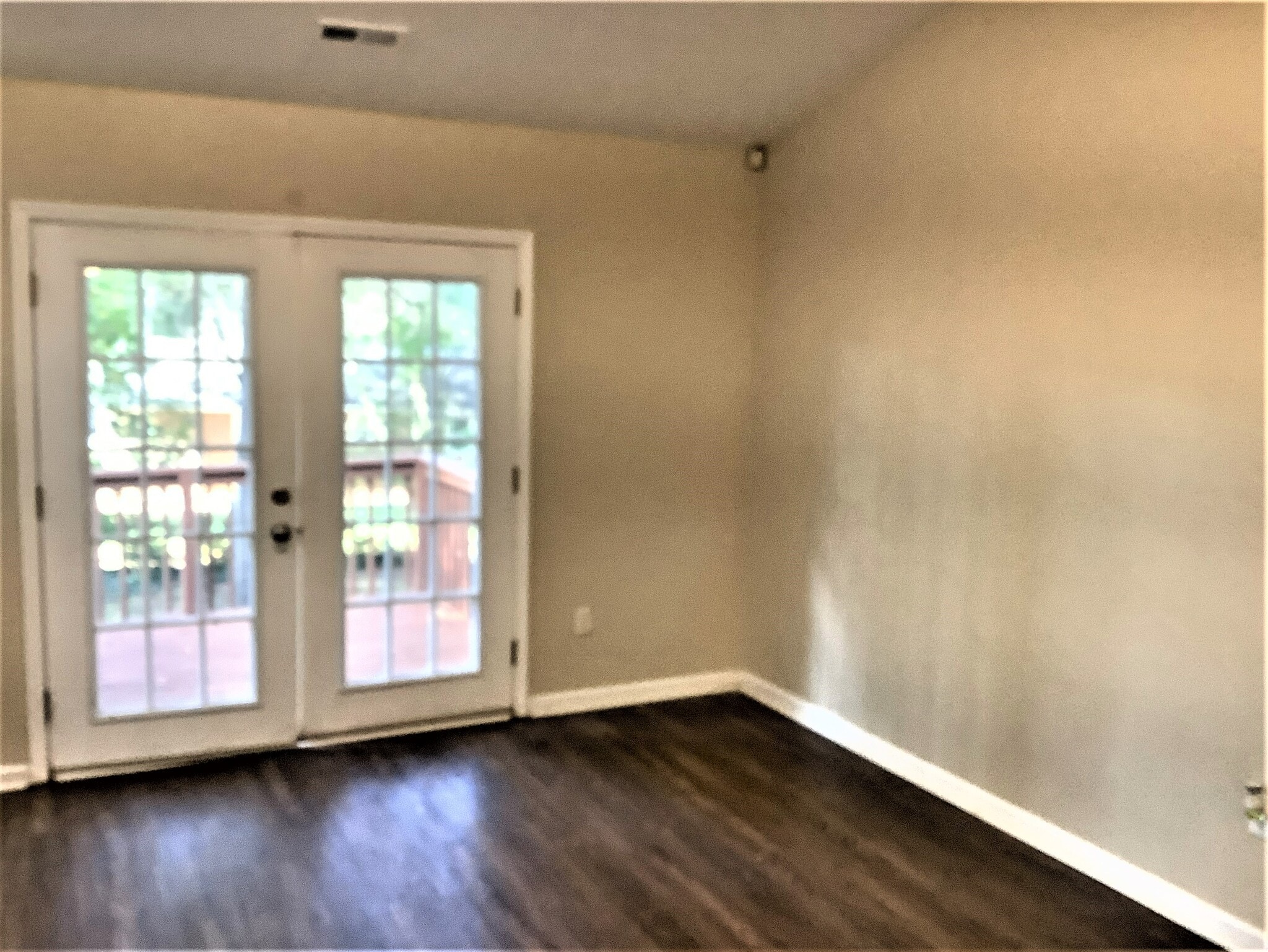 Building Photo - 1208 Williamsburg Dr