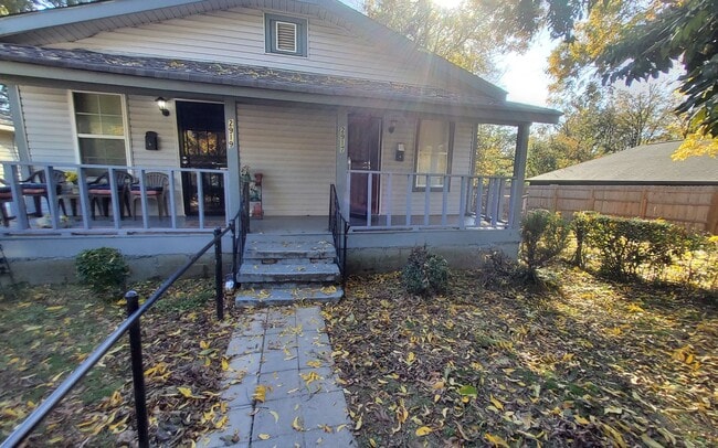 Building Photo - 2917 Yale Ave