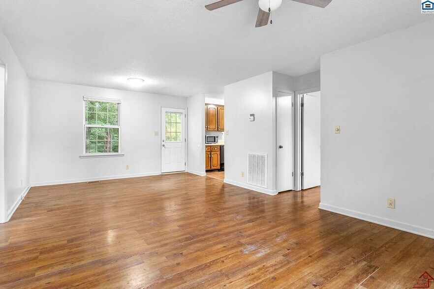 Building Photo - 1907 Roan Dr