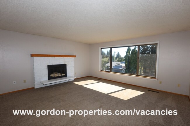 Building Photo - $2,495.00 - NE 27th St - Gresham 4 bedroom...