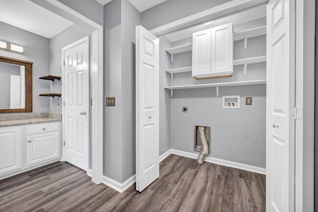 Building Photo - BEAUTIFULLY RENOVATED TWO BEDROOM IN CHAPIN