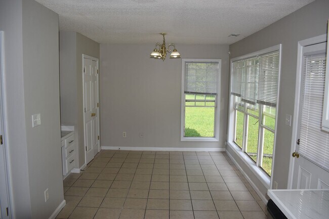 Building Photo - Beautiful 3-Bedroom Home