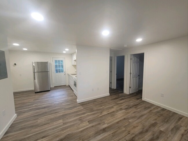 Building Photo - 10840 Powell Rd