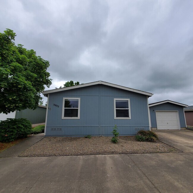 Building Photo - 5 bedroom : 3 bath Home with a Garage in Tangent
