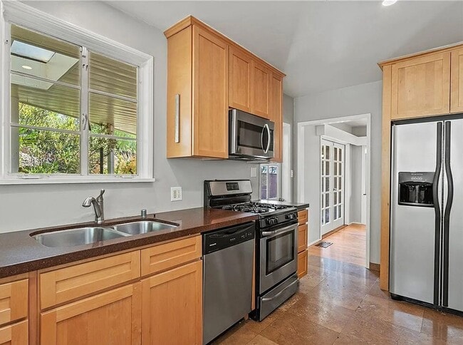 Building Photo - Gorgeous 3 bd 2 ba + Den Single Family hom...